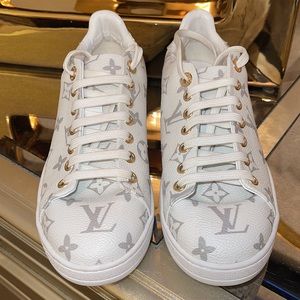 💛Woman’s Louis Vuitton Tennis Shoes Size 8 (size39) 💛